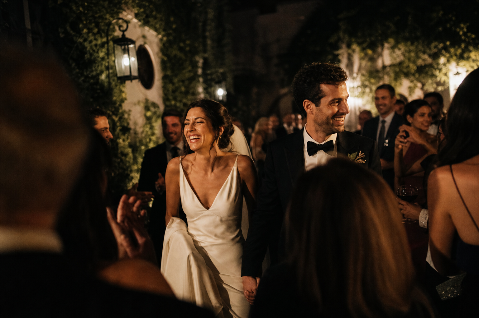 Casal sorrindo em uma celebração noturna