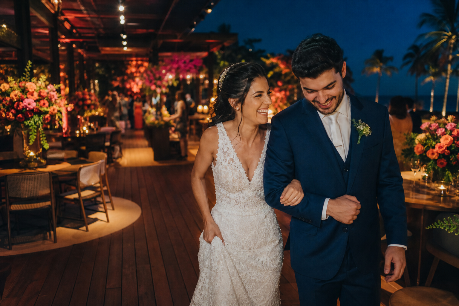 Casal recém-casado caminhando em uma celebração colorida ao entardecer